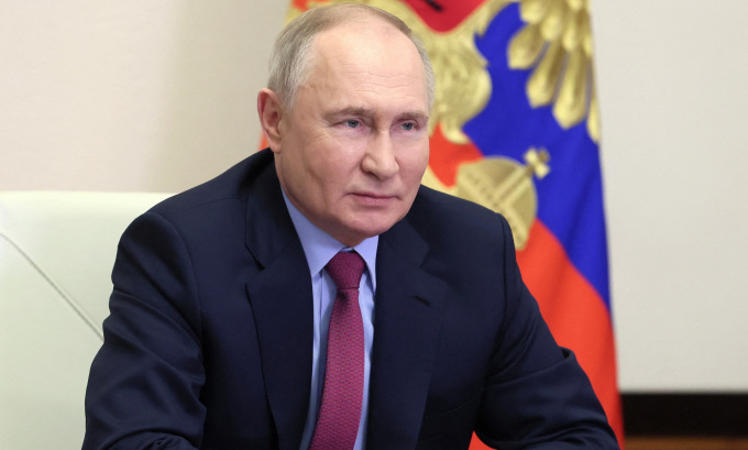 Ông Putin trong cuộc họp Hội đồng An ninh Liên bang Nga hôm 15/3. Ảnh: Reuters