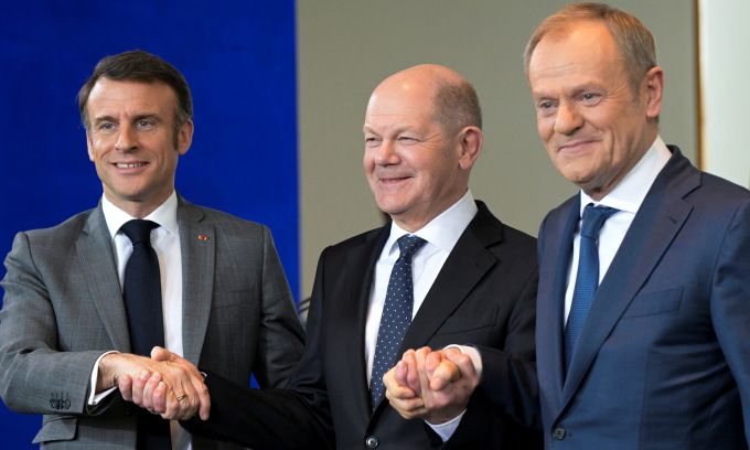 Tổng thống Macron (trái) Thủ tướng Scholz và Thủ tướng Tusk sau cuộc họp tại Berline hôm 15/3. Ảnh: Reuters