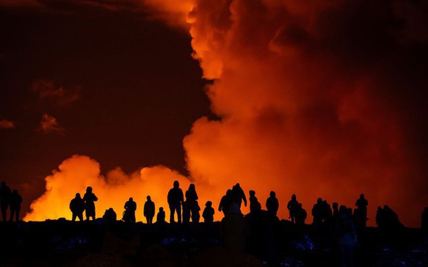Núi lửa phun trào, Iceland ban bố tình trạng khẩn cấp - Ảnh 1.