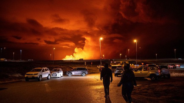 Núi lửa phun trào, Iceland ban bố tình trạng khẩn cấp - Ảnh 2.