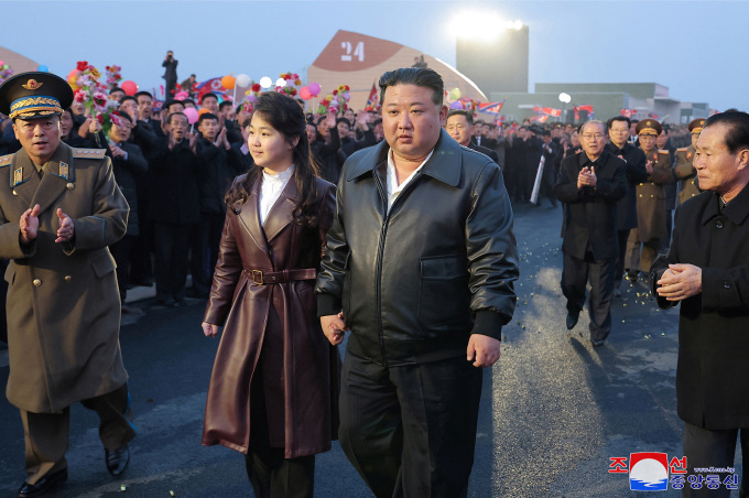Lãnh đạo Triều Tiên Kim Jong-un và con gái Kim Ju-ae dự lễ khánh thành nhà kính Gangdong trong bức ảnh được công bố ngày 16/3. Ảnh: KCNA