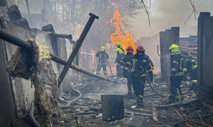Lực lượng cứu hộ tại hiện trường vụ tập kích ở Odessa hôm 15/3. Ảnh: AFP