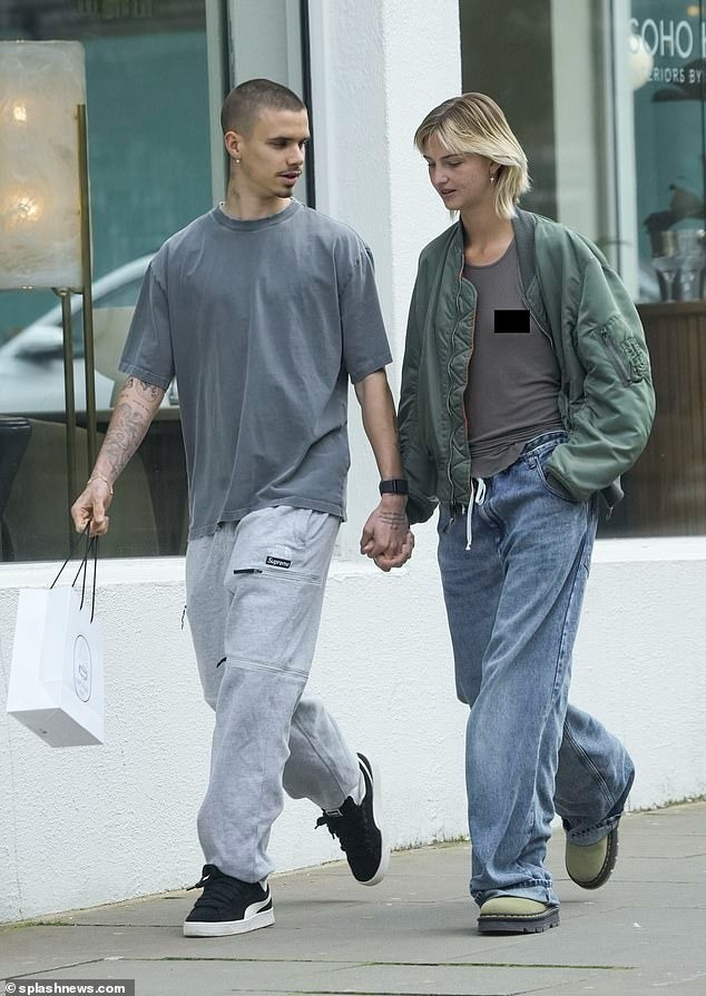 Romeo Beckham nắm tay Mia Regan dạo phố hôm 14/3.  Ảnh: SplashNews
