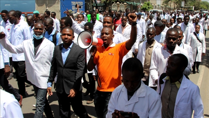 Bác sĩ Kenya mặc áo blouse đổ ra đường biểu tình ngày 14/3. Ảnh: AA