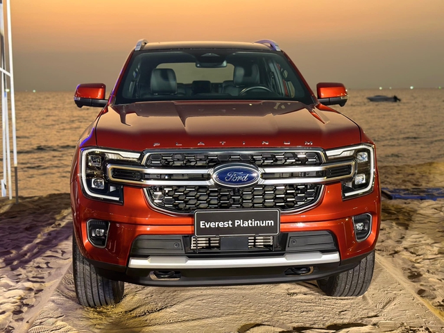 Ford Everest Platinum ra mắt đại lý - Ảnh 2.