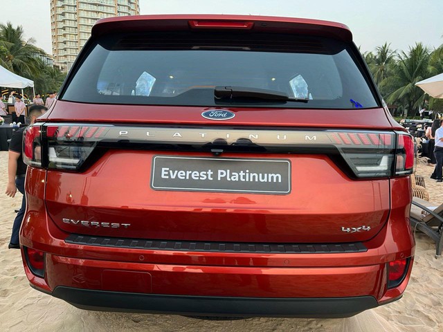 Ảnh thực tế Ford Everest Platinum tại Việt Nam: Nhiều trang bị vượt phân khúc, đẹp hơn Titanium, giá dự kiến 1,509 tỷ - Ảnh 4.