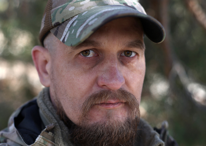 Yuri Feniuk, quân nhân của Lữ đoàn Đặc nhiệm số 12 Azov thuộc Lực lượng Vệ binh Quốc gia Ukraine, tại một địa điểm không được tiết lộ ở vùng Donetsk hôm 29/2. Ảnh: AFP