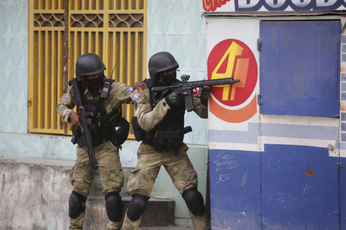 Cảnh sát Haiti đối đầu băng đảng ở thủ đô Port-au-Prince ngày 29/2. Ảnh: AP