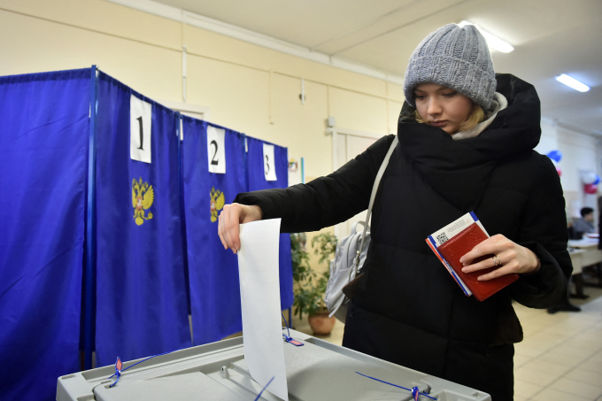 Cử tri Nga bỏ phiếu ở thành phố Novosibirsk, Siberia ngày 15/3. Ảnh: AFP
