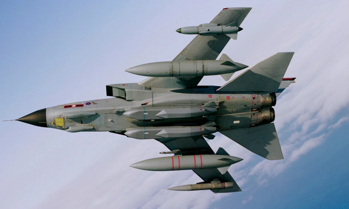 Tiêm kích Tornado GR4 Anh mang tên lửa Storm Shadow dưới thân tháng 8/2013. Ảnh: BQP Anh
