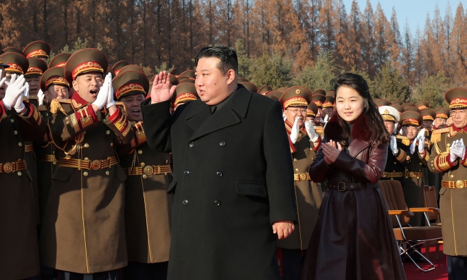 Lãnh đạo Triều Tiên Kim Jong-un và con gái Kim Ju-ae tại lễ kỷ niệm 76 năm thành lập quân đội hôm 8/2. Ảnh: KCNA