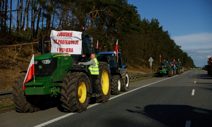 Nông dân Ba Lan chặn đường cao tốc A2 gần biên giới với Đức ở Swiecko hôm 25/2. Ảnh: Reuters