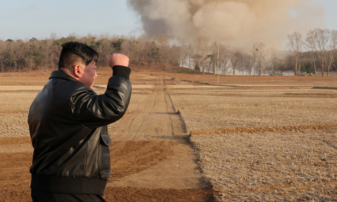 Ông Kim Jong-un thể hiện hài lòng trong cuộc diễn tập hôm 18/3. Ảnh: KCNA