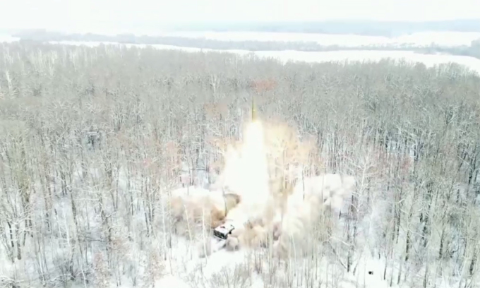 Nga phóng tên lửa Iskander tập kích vị trí Ukraine ngày 15/1. Ảnh: BQP Nga