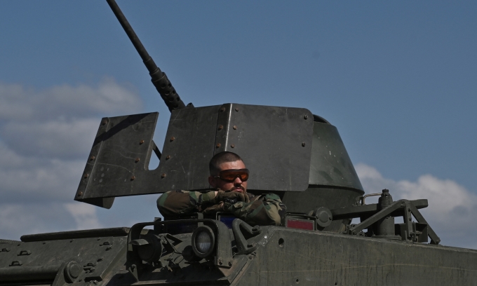 Binh sĩ Ukraine điều khiển thiết giáp tại chiến trường Donetsk phía đông vào tháng 9/2023. Ảnh: Reuters
