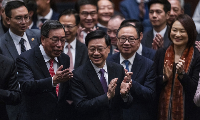 Đặc khu trưởng Lý Gia Siêu (thứ hai, từ trái sang) cùng các nghị sĩ Hong Kong vỗ tay sau khi luật an ninh được thông qua ngày 19/3. Ảnh: AP