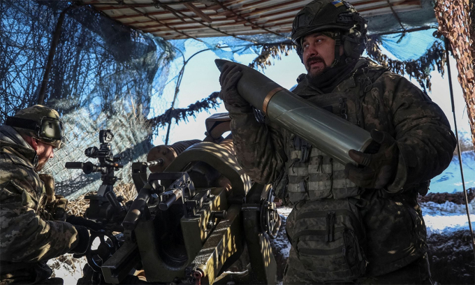 Binh sĩ Ukraine bê đạn pháo L119 tại trận địa gần thành phố Marinka, tỉnh Donetsk ngày 12/1. Ảnh: Reuters
