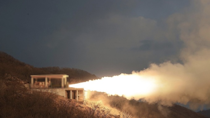 Thử nghiệm động cơ tên lửa siêu vượt âm sử dụng nhiên liệu rắn tại Cơ sở Phóng Vệ tinh Sohae phía tây bắc Triều Tiên. Ảnh: KCNA