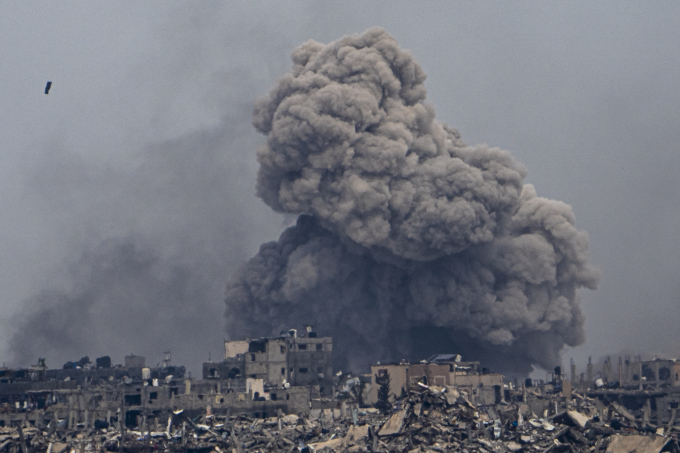 Khói đen bốc lên sau vụ nổ ở Dải Gaza hôm 17/3. Ảnh: AP