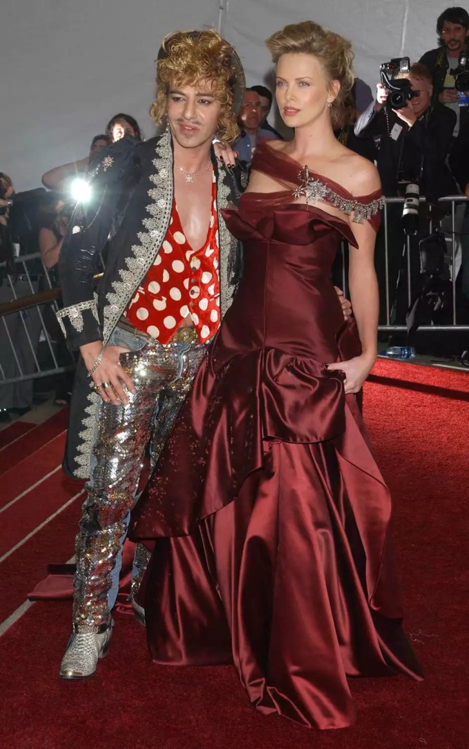 John Galliano và Charlize Theron ở Met Gala 2006. Ảnh: AP
