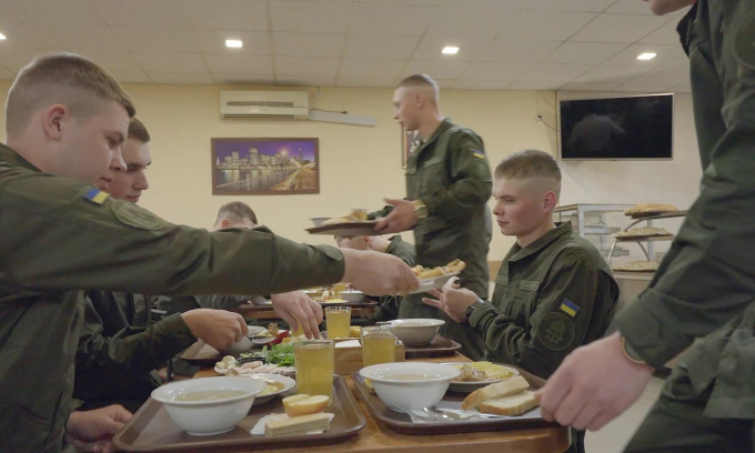 Bữa ăn của binh sĩ Ukraine tại Kiev trong bức ảnh đăng tháng 6/2022. Ảnh: Telegraph