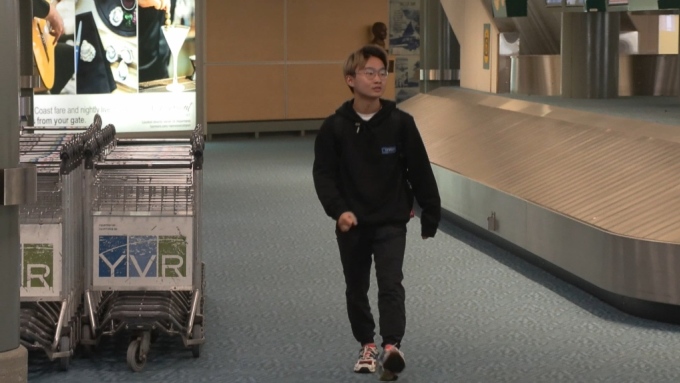 Tim Chen đáp xuống sân bay quốc tế Vancouver để đi học. Ảnh: CTV News