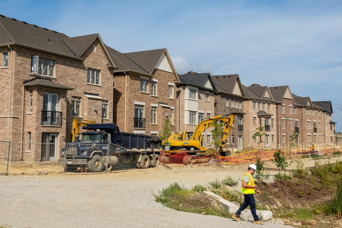 Một dãy nhà đang xây dựng ở Ontario, Canada, năm 2022. Ảnh: Reuters