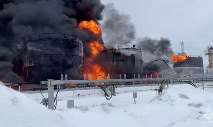 Kho dầu Nga tại tỉnh Bryansk bốc cháy sau đòn tập kích của UAV Ukraine hôm 19/1. Ảnh: Reuters
