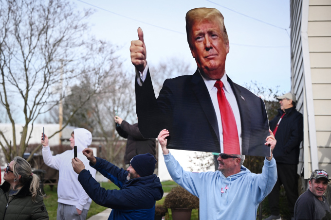 Người ủng hộ giơ ảnh cựu tổng thống Mỹ Donald Trump tại bang Pennsylvania hồi tháng 1. Ảnh: AFP