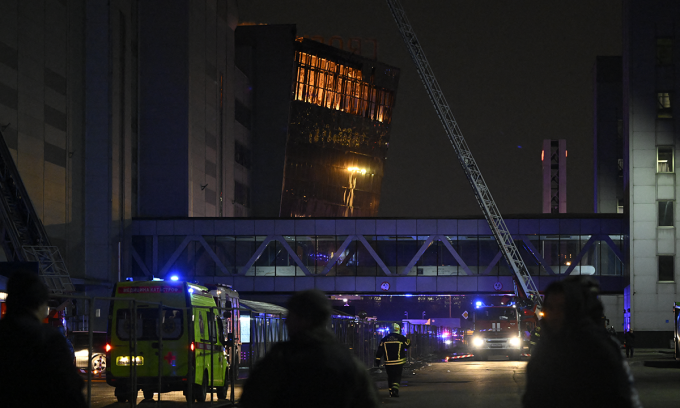 Nhà hát Crocus City Hall ở ngoại ô Moskva bốc cháy sau vụ xả súng hôm 22/3. Ảnh: AFP