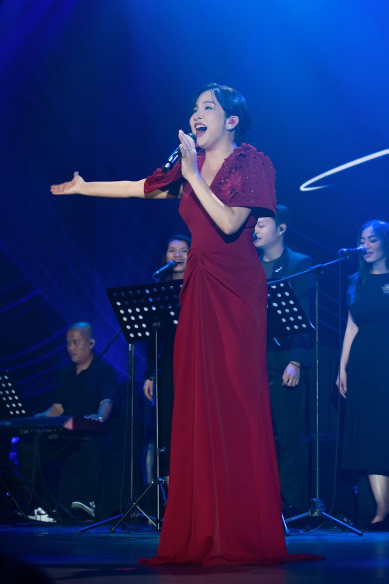 Váy dạ hội được đo ni đóng giày cho Mỹ Linh khi xuất hiện trên sân khấu âm nhạc đẳng cấp.