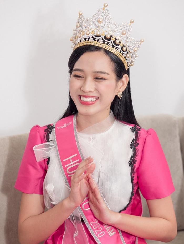 Đăng quang Hoa hậu Việt Nam vào năm 18 tuổi, Đỗ Thị Hà chiếm được nhiều thiện cảm khi sở hữu nhan sắc ngọt ngào cùng nụ cười tỏa nắng. 