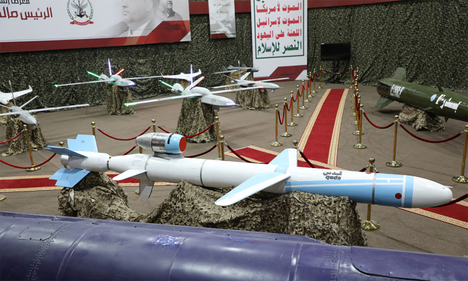 Các mẫu drone và tên lửa được trưng bày tại Yemen trong sự kiện do Houthi tổ chức tháng 7/2019. Ảnh: Reuters