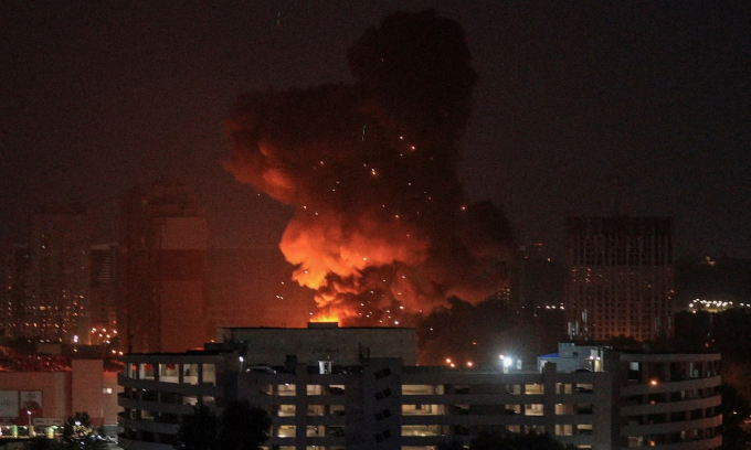 Đám cháy bốc lên sau khi Nga tập kích thủ đô Kiev của Ukraine tháng 8/2023. Ảnh: Reuters