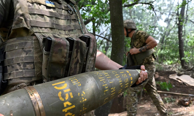 Binh sĩ Ukraine bê đạn pháo tại vị trí gần thành phố Avdeevka tháng 6/2023. Ảnh: AFP