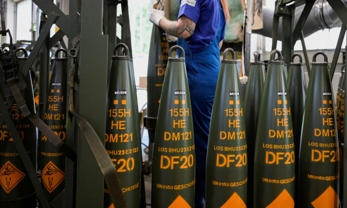 Đạn pháo 155 mm sản xuất tại nhà máy của Rheinmetall ở Đức tháng 6/2023. Ảnh: Reuters
