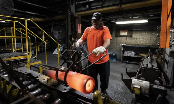 Công nhân chế tạo vỏ đạn pháo tại nhà máy ở Scranton, bang Pennsylvania, Mỹ tháng 4/2023. Ảnh: AP