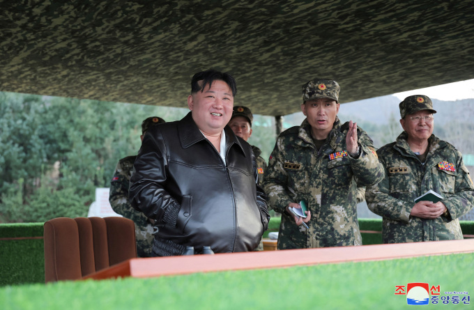 Ông Kim Jong-un (trái) thị sát một đơn vị xe tăng của Triều Tiên trong bức ảnh công bố ngày 25/3. Ảnh: Reuters