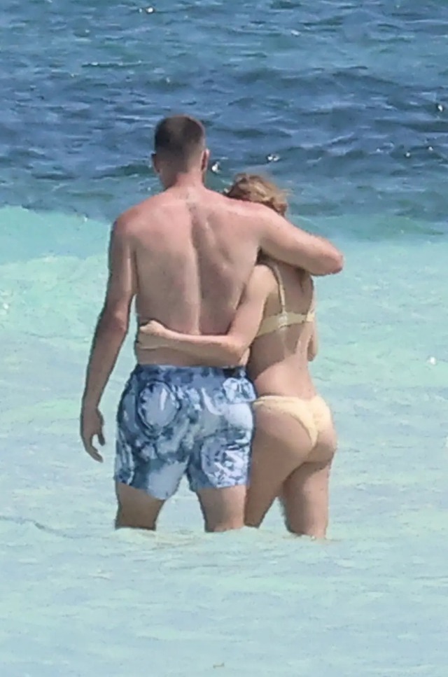 Taylor Swift và bạn trai hẹn hò nóng bỏng bên bờ biển - Ảnh 3.