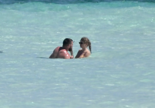 Taylor Swift và bạn trai hẹn hò nóng bỏng bên bờ biển - Ảnh 6.