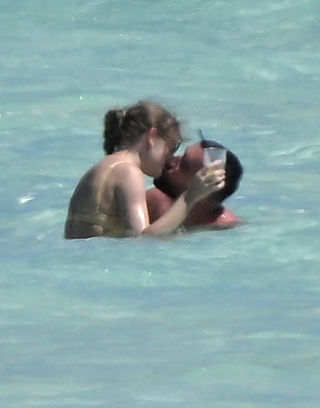 Taylor Swift và bạn trai hẹn hò nóng bỏng bên bờ biển - Ảnh 7.