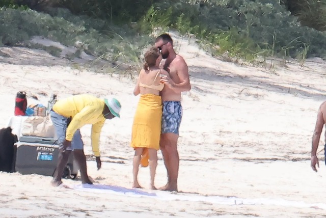 Taylor Swift và bạn trai hẹn hò nóng bỏng bên bờ biển - Ảnh 8.