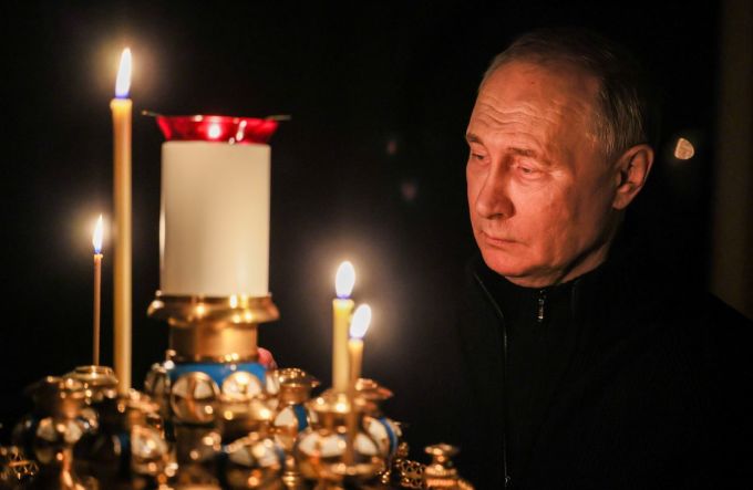 Tổng thống Nga Vladimir Putin thắp nến tưởng niệm nạn nhân vụ khủng bố nhà hát Crocus, ngoại ô Moskva ngày 24/3. Ảnh: TASS
