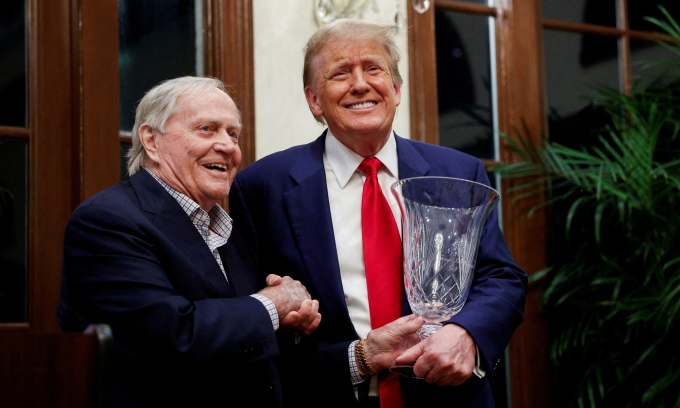 Cựu tổng thống Mỹ Trump nhận cúp người chơi tiến bộ nhất tại lễ trao giải ở Palm Beach, Florida, hôm 24/3. Ảnh: Reuters