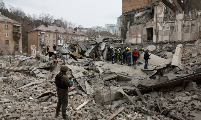 Hiện trường một tòa nhà bị phá hủy trong đòn tập kích Kiev hôm 25/3. Ảnh: Reuters