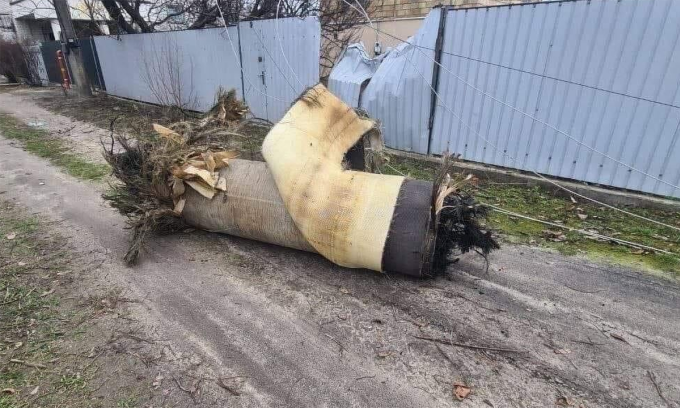 Vật thể được cho là mảnh vỡ tên lửa Zircon Ukraine thu được sau vụ không kích hôm 25/2 của Nga. Ảnh: Militarnyi