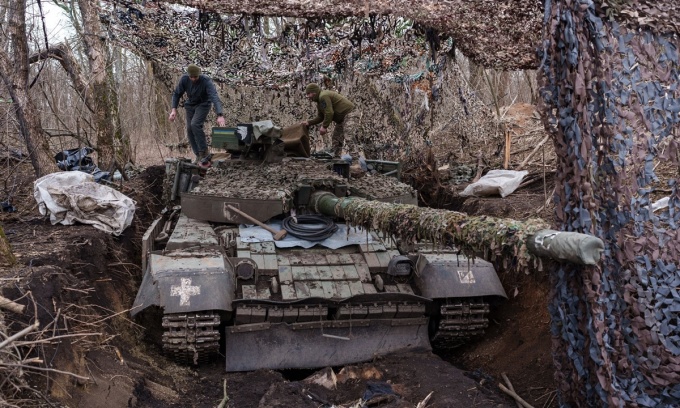 Các thành viên tổ lái xe tăng của Lữ đoàn 93 Ukraine kiểm tra phương tiện chiến đấu ở Bakhmut. Ảnh: WSJ