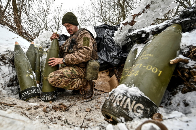 Binh sĩ Ukraine chuẩn bị đạn pháo 155 mm tại tiền tuyền ở vùng Zaporizhzhia ngày 14/1. ảnh: Reuters