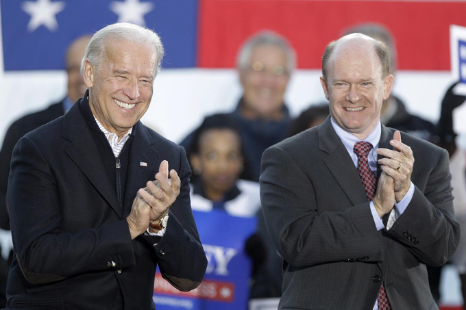 Ông Joe Biden, khi là phó tổng thống Mỹ, (trái) và ứng viên tranh cử Thượng viện Chris Coons tại Wilmington, bang Delaware hồi tháng 11/2010. Ảnh: AP