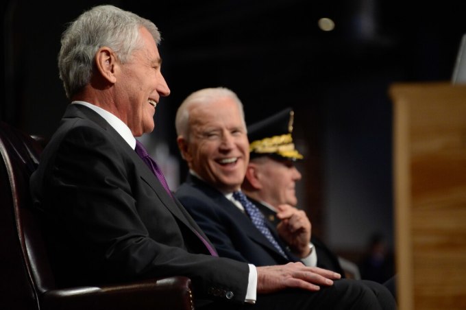 Ông Biden (giữa), khi là phó tổng tống, và bộ trưởng quốc phòng khi đó Chuck Hagel (trái) tại Arlington, bang Virginia hồi tháng 1/2015. Ảnh: Bộ Quốc phòng Mỹ